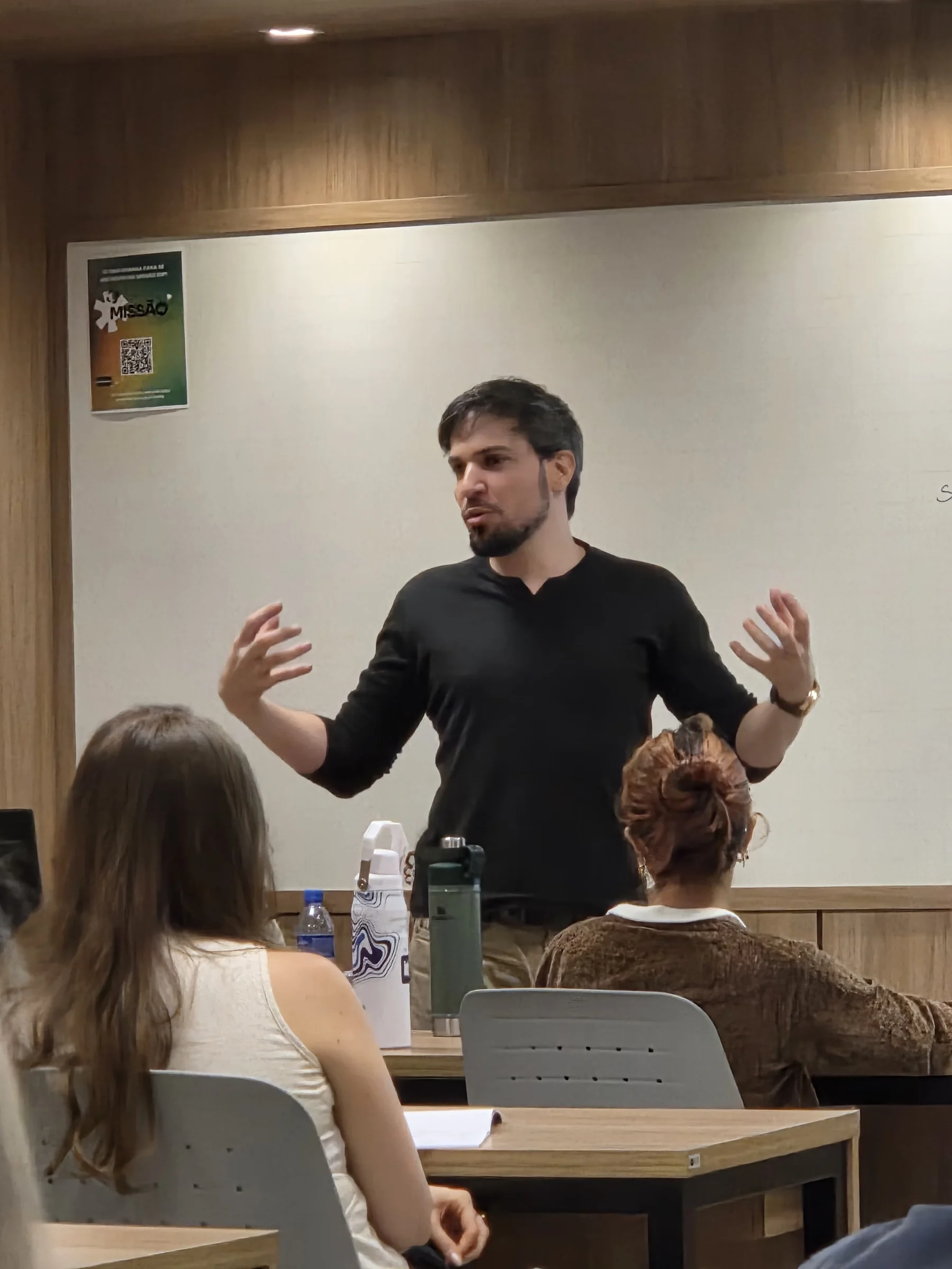 Júlio Alves ministrando aula de Psicologia