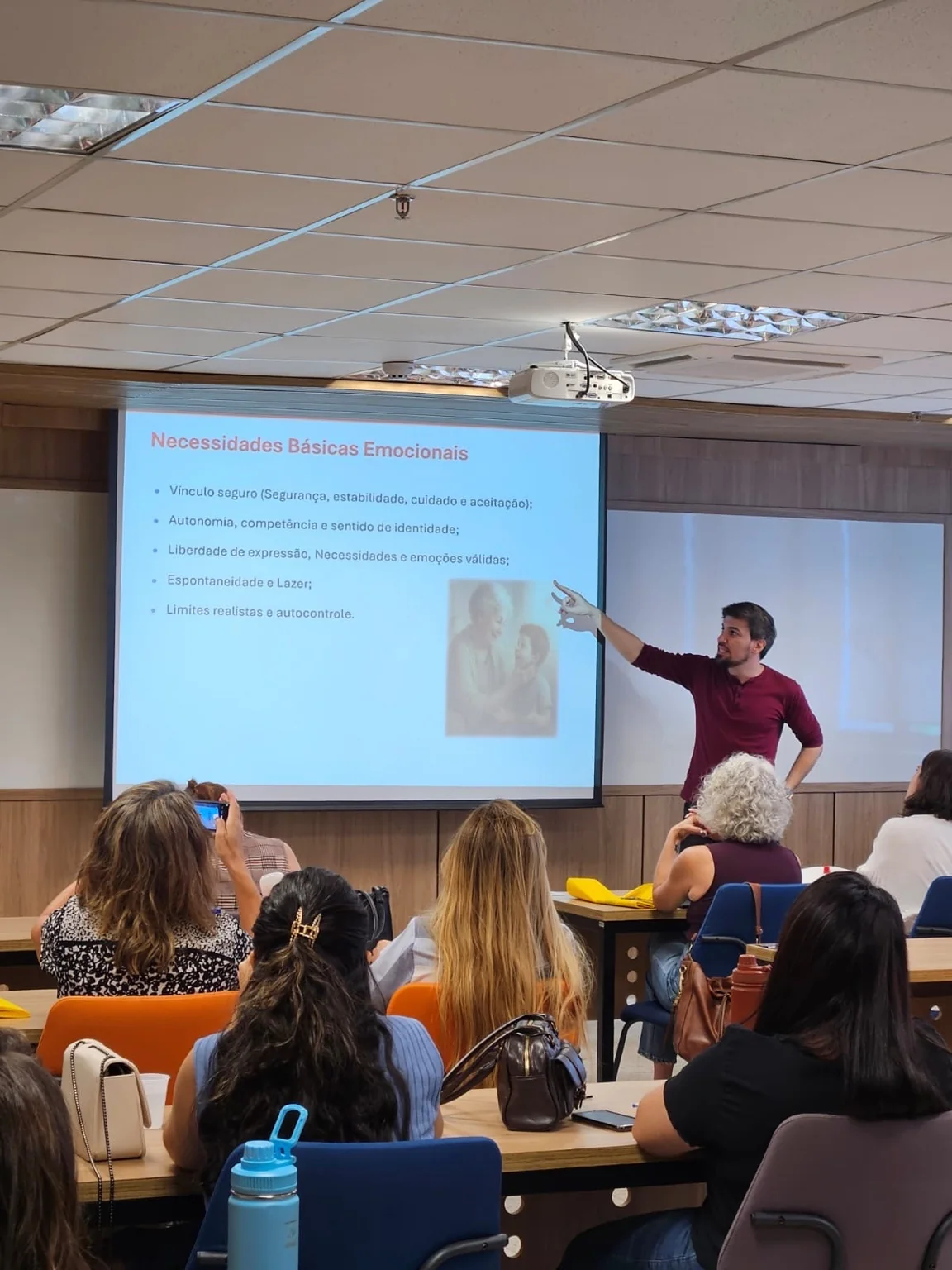 Júlio Alves ministrando aula sobre necessidades emocionais