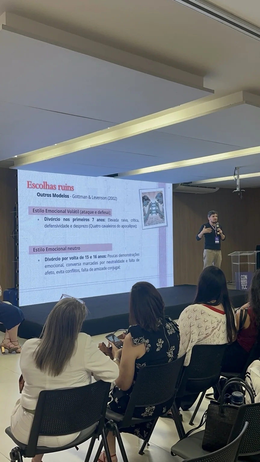 Júlio Alves durante palestra sobre relacionamentos